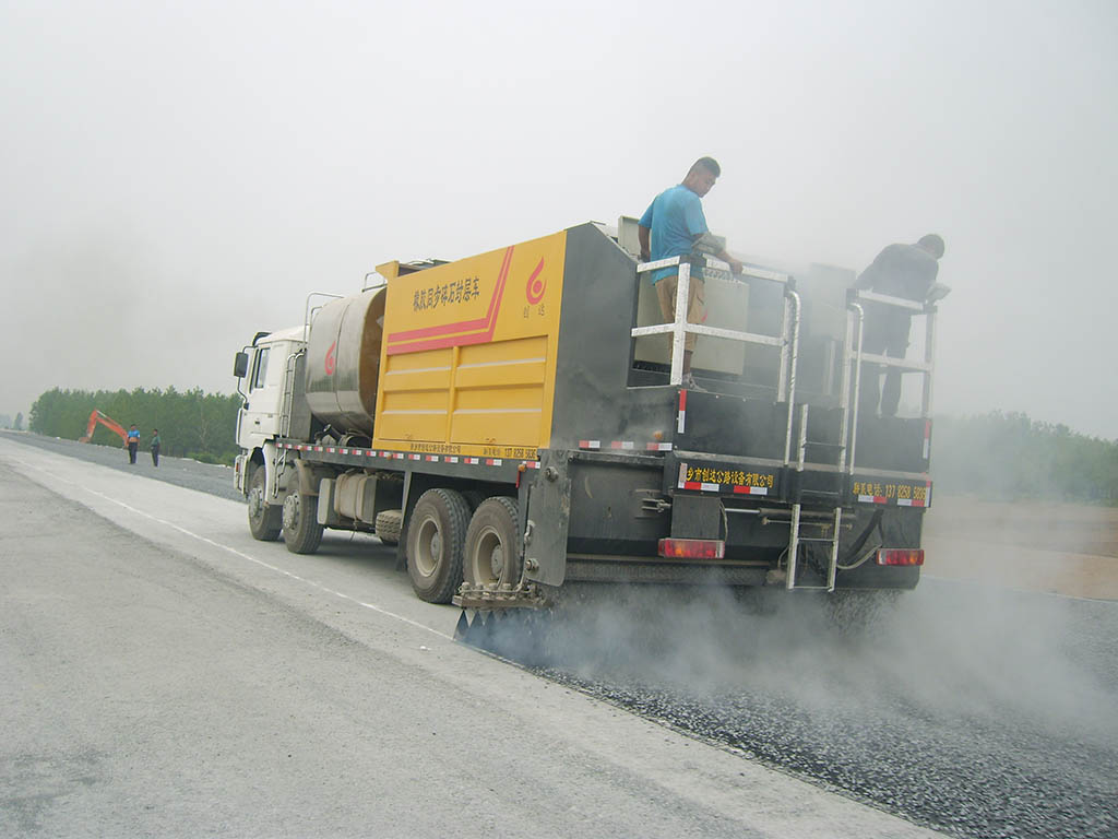 2013年橡膠瀝青同步碎石封層施工現場
